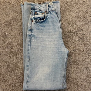 Jeans från Zara - Väldigt fina jeans från Zara. Tyvärr har de blivit förstår i min midja, vilket jag tycker är väldigt synd. Därför ville jag lägga ut de här för att se om någon är intresserad utav dessa snygga jensen. Köparen betalar för frakten.