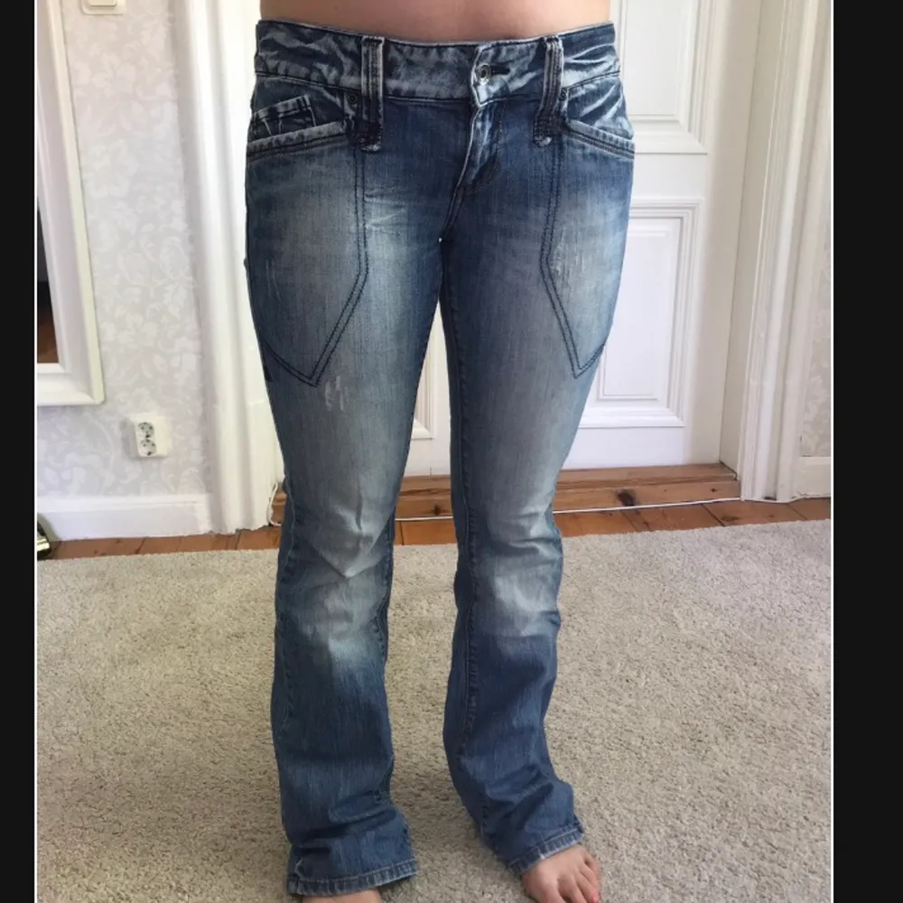 Ljusblå lågmidjade jeans som är jätte snygga, säljer pga är lite för små för mig. Köpta secondhand från märket only🙌🏼 enligt jeansen är det storlek 40/34 men skulle säga 28/34 i daglig storlek. . Jeans & Byxor.