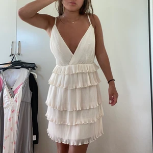 Vit volangklänning  - Superfin vit volangklänning i fint skick! Jättepopulär modell. Axelbanden är reglerbara. 