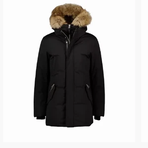 Mackage Edward - Hej! Säljer min knappt använda super mysiga vinter jacka!   Helt felfri, inga defekter, Nyskick!  Jag har använt jackan en vinter, säljer jackan då jag flyttar från Sverige.   Kvittot borta mellan flytt, inhandlat 2021 December.