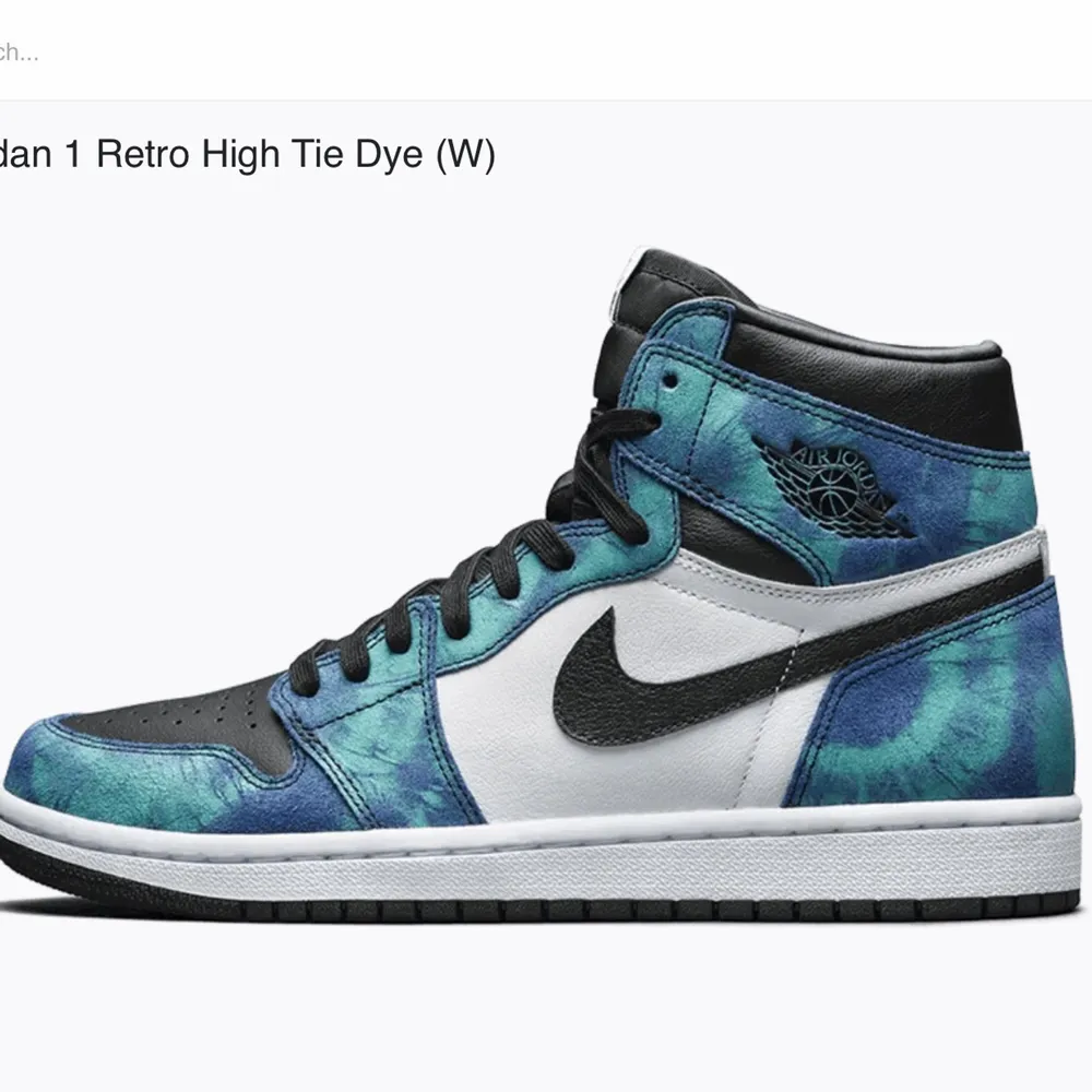 Air jordan 1 mid tie dye, ganska använda men inget spår av slitage, köstes för 3700k kr men säljs ändats för 1800!! Äkta såklart och är i storlek 36,5 men passar mig som har 38, om många vill ha blir det budgivning, skriv privat för mer info⭐️⭐️. Skor.