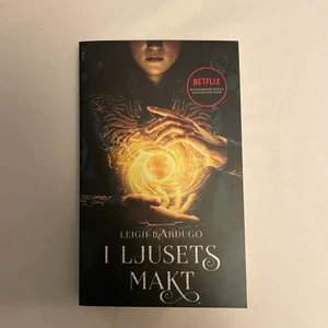 i ljusets makt (shadow and bone #1) - Först boken i shadow and bone serien på svenska, aldrig läst så i superbra skick