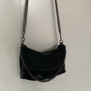 Väska - Säljer en väska jag köpte på plick, skriv privat för fler bilder💕