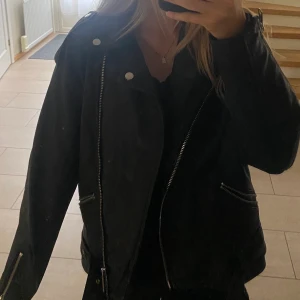 Skinnjacka  - Sparsamt använd skinnjacka från missguided. Storleken är 34. Det finns inga defekter på jackan.