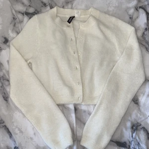 Vit kofta - Vit kofta ifrån H&M divided i strl. S. Har endast använt den en gång så inga tecken på användning. Nypris: 149kr, jag säljer den för 89 + frakt❤️