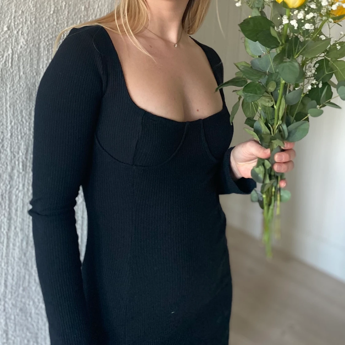 Svart fodralklänning med slit 