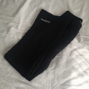 NA-KD x The Classy Issue Suit Pants - Kostymbyxor från NA-KD x The Classy Issue. Nyskick. Pris kan diskuteras, kan fraktas. 