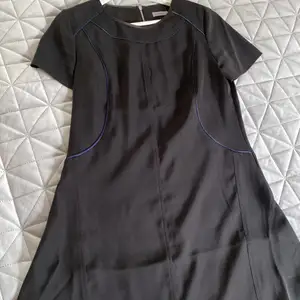 calvin klein kläning nästan oanvänd!! säljer då den inte kommer till användning. köparen står för frakten