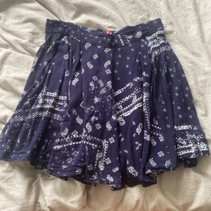 kjol - säljer en jättesöt kjol ifrån hm då den blivit för liten för mig. finns en dragkedja där bak som man ser på bilden! köparen står för frakten💗