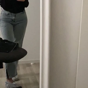 blåa mom jeans - Säljer dessa riktigt snygga jeans med slits på sidan. I jätte fint skick , passar folk som har längden upp till 167 cm ungefär. Bra skick. Säljer pågrund av att de ej passar nå mer.