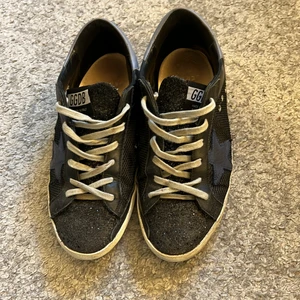 Golden goose sneakers - Intressekoll på mina golden goose sneakers. Nyligen köpta så väldigt bra skick. Pris går att diksuteras! Dustbag osv med följer!!
