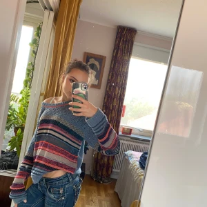 DAGMAR tröja - Säljer en mysig stickad tröja från DAGMAR med lite ränder. Tröjan har en loose passform, lång ärm och offshoulder-stil. Perfekt nu till hösten. Står XS men passar mer som en medium. 