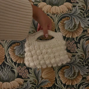 Handgjord vit stickad handväska - Supersöt liten handväska i virkat vitt garn med bubblig struktur 💕skriv gärna till mig om du har frågor eller förslag på ett annat pris😁