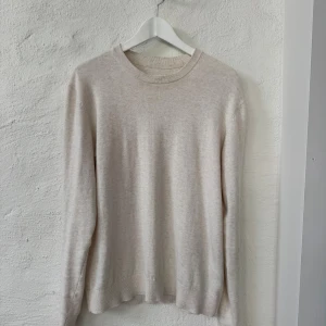 Stickad Tröja Bläck - Säljer en beige stickad tröja från These Glory Days, modell ”Noah Crew”, storlek M. Tröjan är i nyskick och köptes i april i år för 600 kr. Kvitto medföljer.
