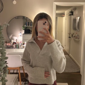 Ljusgrå stickad tröja  - Supermysig ljusgrå stickad tröja. Tröjan har en relaxed fit och är perfekt för lager-på-lager. Passar dig som gillar en enkel men stilren look. Hör av dig om du har några frågor!💕🫶🏼
