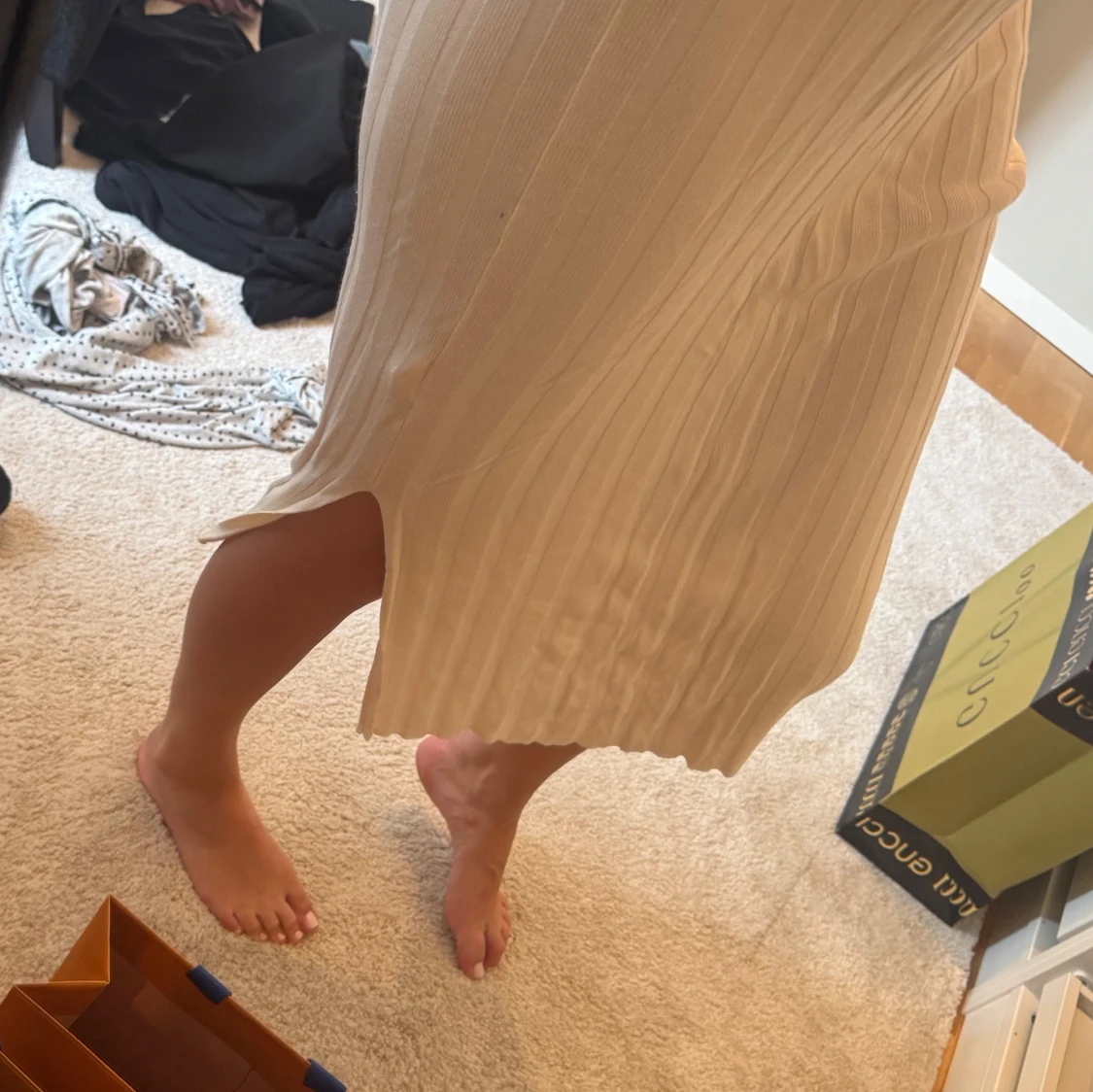 Beige/vit ribbad långkjol med slits - 1