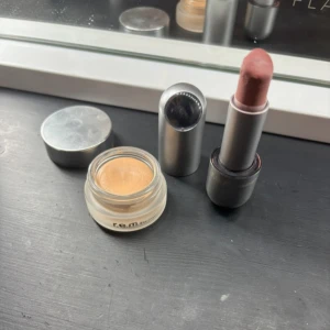 Ariana Grande - Säljer min concealer och ett läppstift ifrån  R.E.M beauty av Ariana Grande . Concealern är i färgen LIGHT 10 N och läppstiftet är i färgen Roller skate. Säljer båda för 150kr+frakt