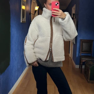 Vit teddyjacka med bruna detaljer - Den populära HM teddy jackan! Inga defekter eller fläckar och den är nytvättad! 🥰 säljer endast för bra pris då den inte säljs längre. 