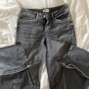 Gråa jeans från only S - Jeans från only is storlek S/32. Använts några gånger. Bra skick💕 org pris var 500