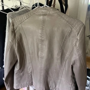 skinnjacka - supersnygg skinnjacka i beiget. I fint skick. Liten i storleken🤍