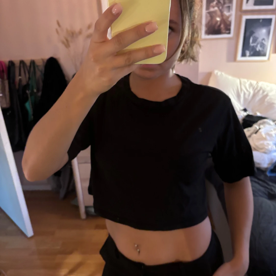 Svart croppad t-shirt från Monki - 1