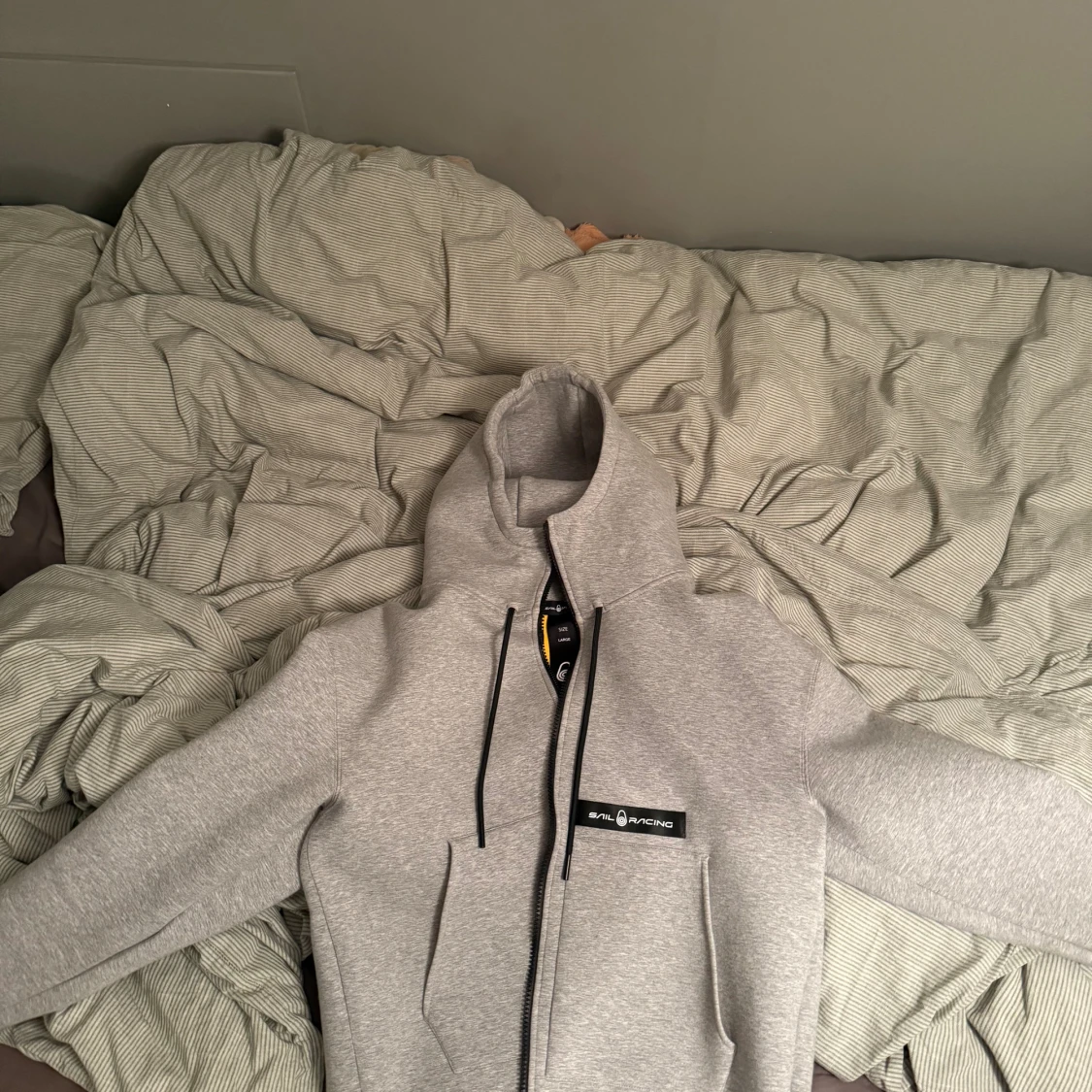 Grå hoodie från Sail Racing