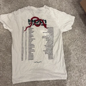 Vit Hov1 Tour 2023 t-shirt S - Vit t-shirt från Hov1 i storlek S med tourlistan för 2023 tryckt på ryggen. Bra skick