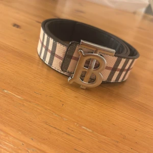 Burberry bälte  - Detta är ett sprillansnytt burberry bälte, passar fint till nästan alla stilar! Pris kan diskuteras.