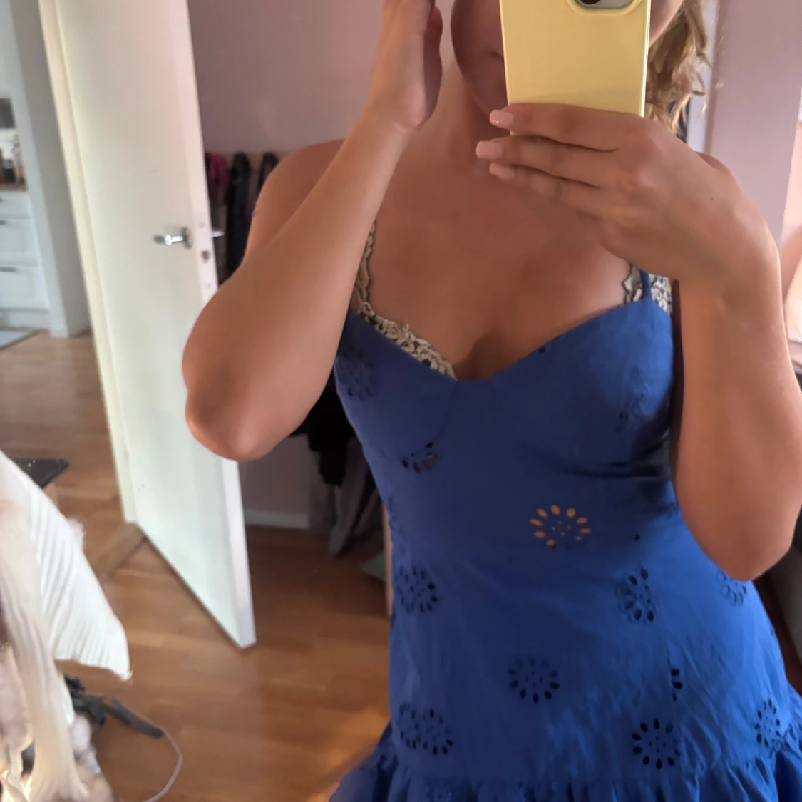 Blå kortklänning med spets och volang från Zara