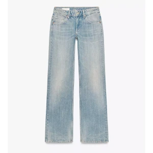 Ljusblå wide jeans med raka ben - Så snygga helt nya knappt använda populära jeans från Zara. Köpte de precis och tog av prislappen och sedan ångrade jag mig. De är ljusblå med raka, vida ben och low waist. De är tillverkade i mjukt denimtyg. De har lite slitage på slutet av benen men inte mycket alls. Skriv för bilder på det om ni vill💓