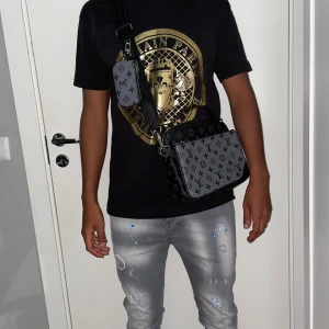 L.V trio messenger väska  - Helt ny. Fin replika med grym kvalitet. Pris: 1200kr. Först till kvarn som gäller på denna. Skickas direkt inom 24h