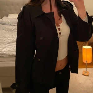Höstjacka - Super söt svart trenchcoat perfekt nu till hösten 🍂 Aldrig använd med prislappen kvar! Jag säljer även toppen och jeansen på bilden så skriv om du är intresserad! 