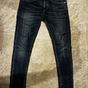 Dondup george  - Ett par snygga stilrena dondup George jeans i färgen blå. Jeansen passar perfekt i många sammanhang som exempelvis i skolan eller på jobbet. Bara att höra av sig vid minsta fråga eller fundering!! 