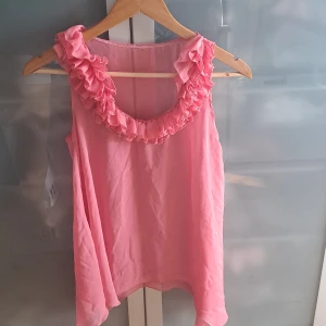 Fest toppar - Två jättefina fest toppar! De är genomskinliga i svart och rosa. En för 40 och två för 70!🩷 storleken är oklart men skulle säga M/L. Köpt från en marknad I Thailand🩷