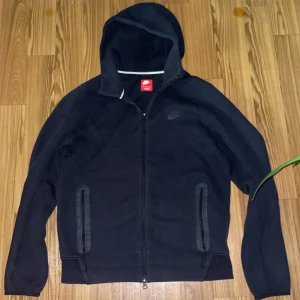 Nike teach hoodie - använd men i mycket gott skick. Den är storlek M och jag säljer den för att den inte passar längre. Köpt från JD.