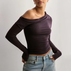 Offshoulder topp från Nelly - Jättefin och skön offshoulder topp i färgen burgundy från Nelly💗Superbra skick, endast använd en gång.