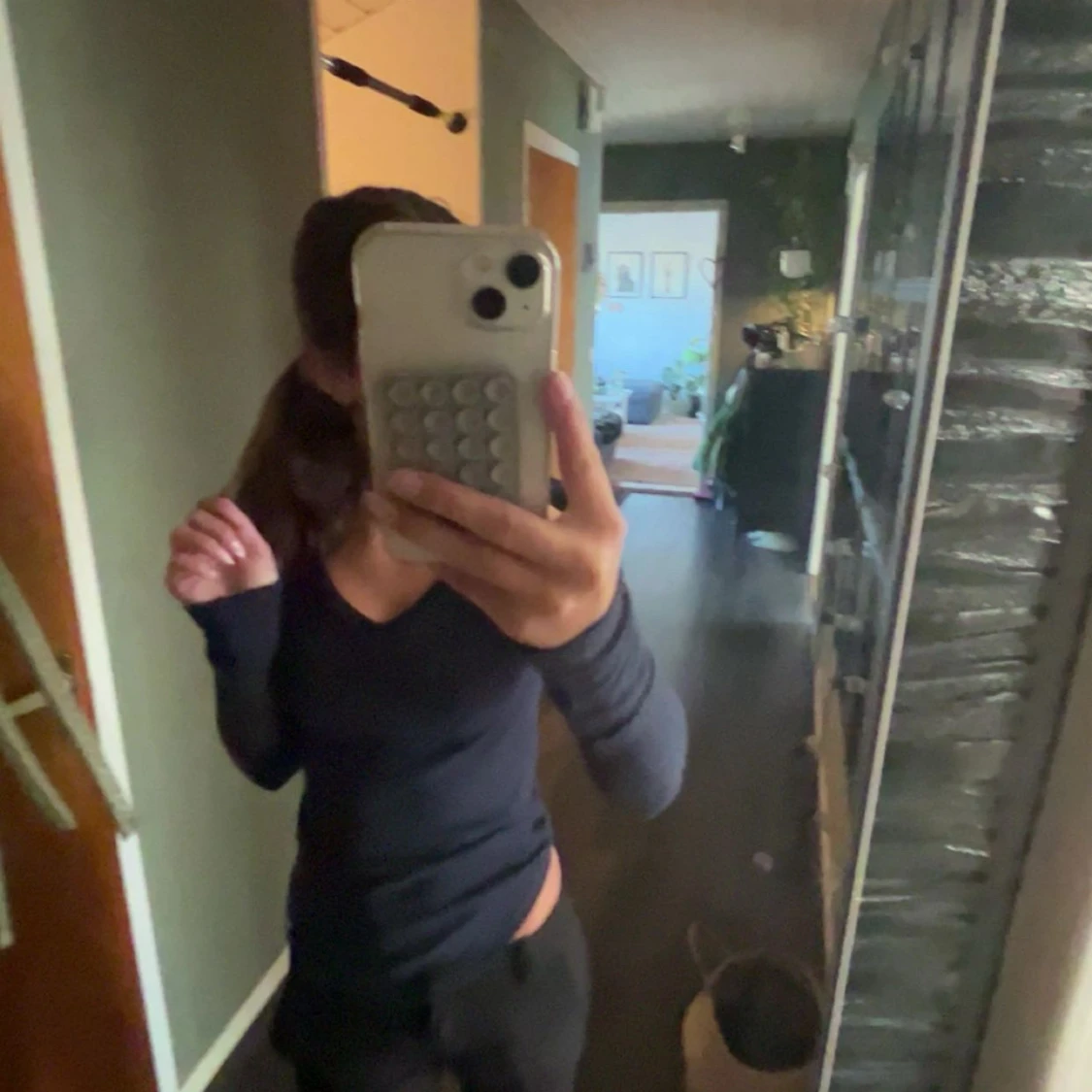 Mörkblå långärmad v-ringad tröja