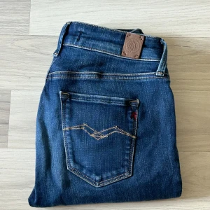 Mörkblå Replay - Mörkblå replay jeans | 9/10 skick utan några defekter | storlek W27/L30 | nypris 1800kr | kom med bud | hör av er vid frågor eller funderingar 🙌