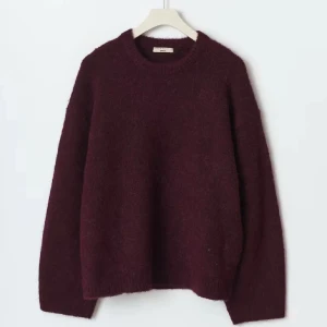 Vinröd stickad tröja - Mysig vinröd stickad tröja med rund hals och långa ärmar. Perfekt för kyliga dagar och enkel att matcha med jeans eller kjol. Tröjan har en avslappnad passform och ribbade muddar vid ärmslut och nederkant.Köpte på plick men var tyvärr för stor! Lappen är borta men hon jag köpte den av sa att de va storlek M och från Gina! Va lite för stor för mig som brukar ha xs så passar nog de med S/M❤️ köpte för 300 så säljer för det men kan tänka mig dra ner lite! Skriv för egna bilder❤️❤️