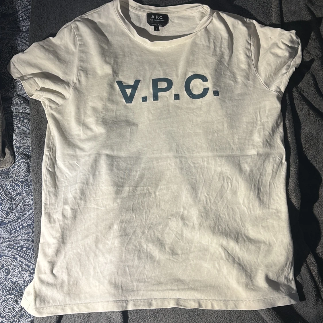 Vit t-shirt från A.P.C. med tryck - 2