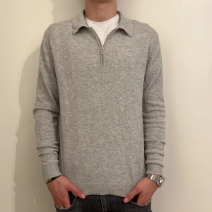 Tiger of sweden - Säljer mina snygga tiger of Sweden half zip i skick 9/10. Säljer pågrund av att jag har tröttnat.. modellen på bilden är 180 och nypris ligger på ca 1999! 