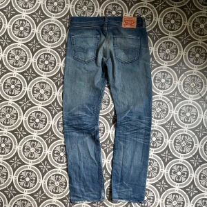 Levi's jeans  - ett par sjukt feta Levis 501. Med helt galen wash ✅ passar mig bra som är ca 190 men kan verkligen passa längre ock kortare beroende på hur man vill ha dem. hör av er vid frågor😊