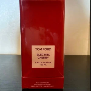 Tom Ford Electric Cherry 100ml - Tom Ford Electric Cherry Eau de Parfum i en snygg röd förpackning. Flaskan rymmer 100 ml och doften är känd för sina fruktiga och sensuella toner med körsbär som huvudnot. Perfekt för dig som gillar exklusiva och unika parfymer.