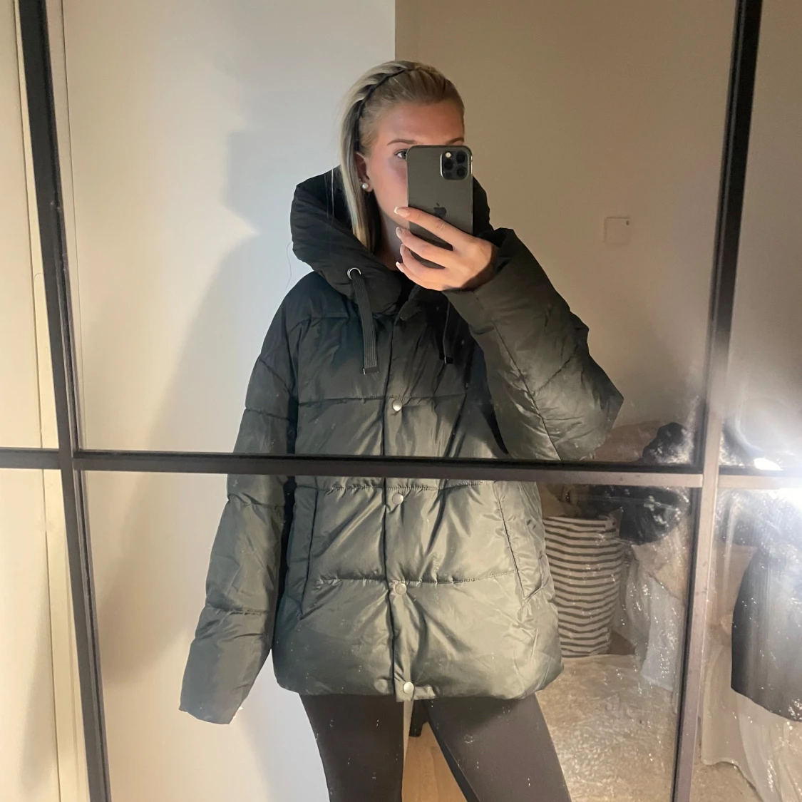 Mörkgrön pufferjacka med hög krage