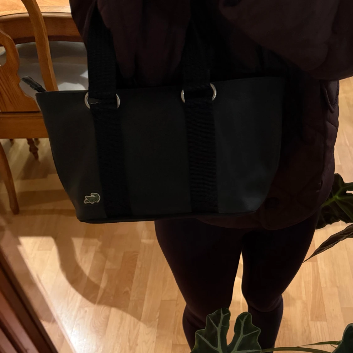 Svart handväska från Lacoste