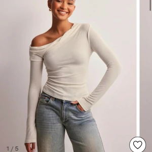 Vit offshoulder långärmad topp - Snygg vit långärmad topp med offshoulder-design, från Nelly 