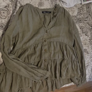 Grön blus zara - Obs en knapp är av men super lätt att lösa. 