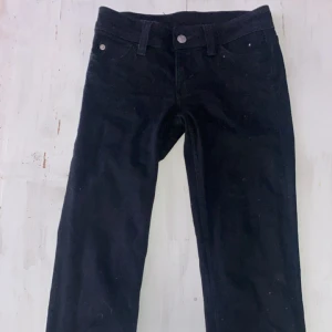 Svarta Cheap Monday jeans - Svarta jeans från Cheap Monday I bootcut. De har en slitning/hål längst ner på ena benet därav priset. Skriv för mer bilder.
