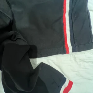 Svart zip hoodie från Moncler XL - Svart zip hoodie as snygg och ändå i helt okey skick men den är köpt från big boss i kvibergmarknad så ni vet hur storleken brukar vara hos han så den passar nog perfekt på folk med storlek L och lite baggy på M