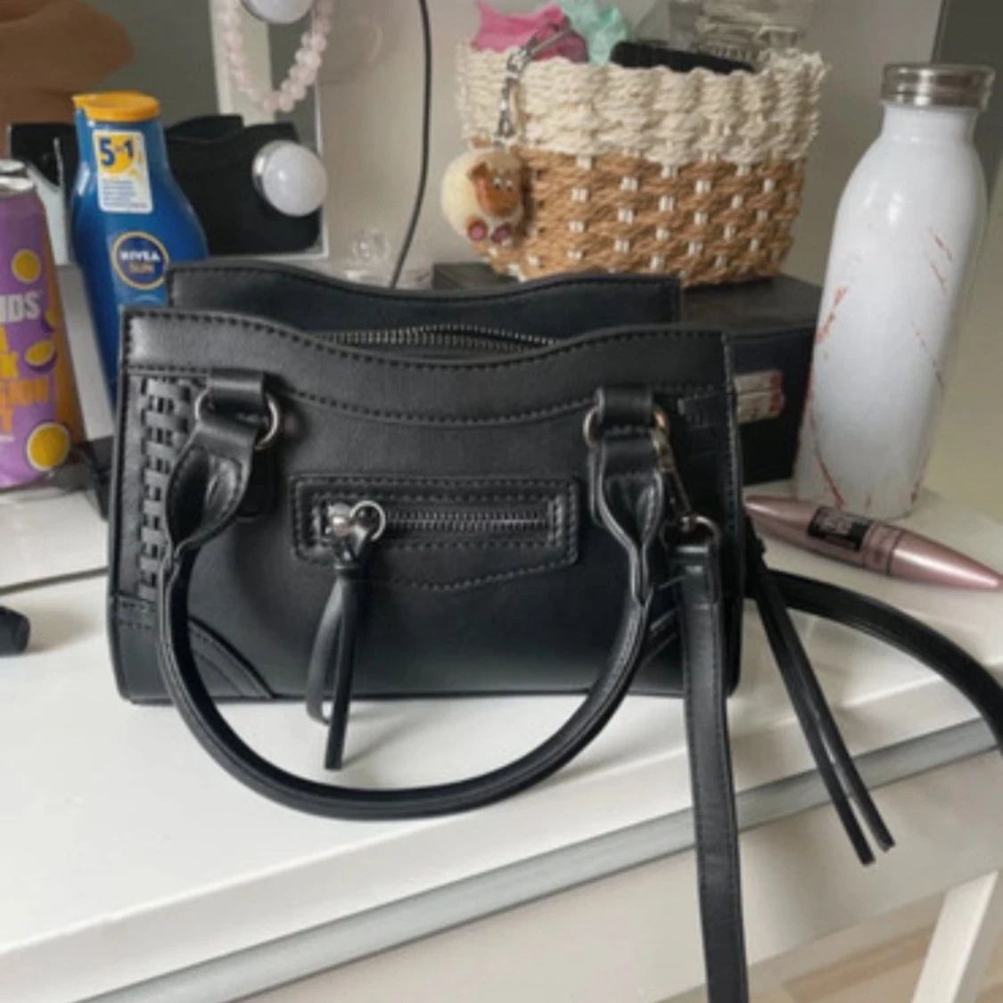 Svart axelväska från Gina Tricot - 1